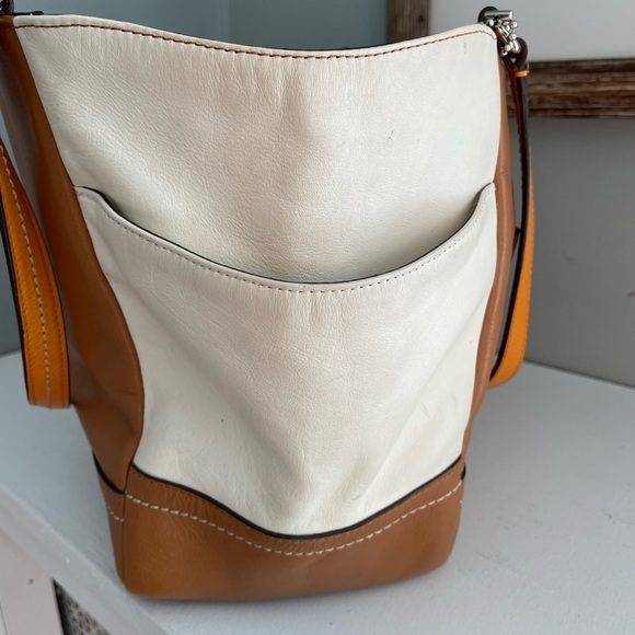 Gently used leather coach shoulder bag with zipper top and multiple pockets - Picture 7 of 10